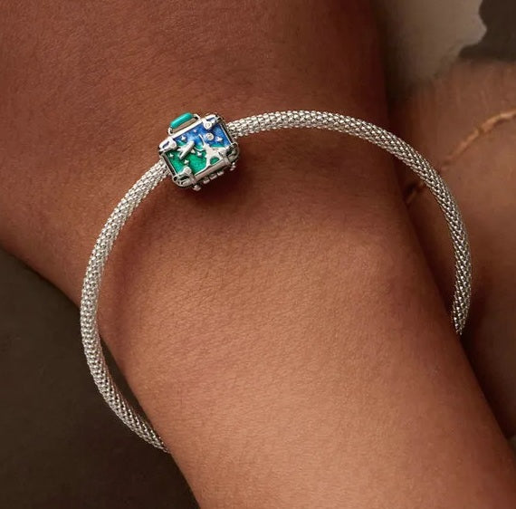 Hermoso charm de maleta viajera que se abre