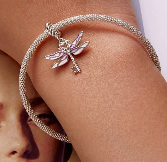 Hermoso charm llave de libélula esmaltada