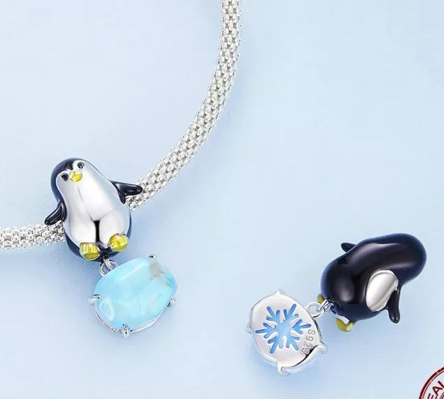 Hermoso charm pinguino sobre hielo tornasol