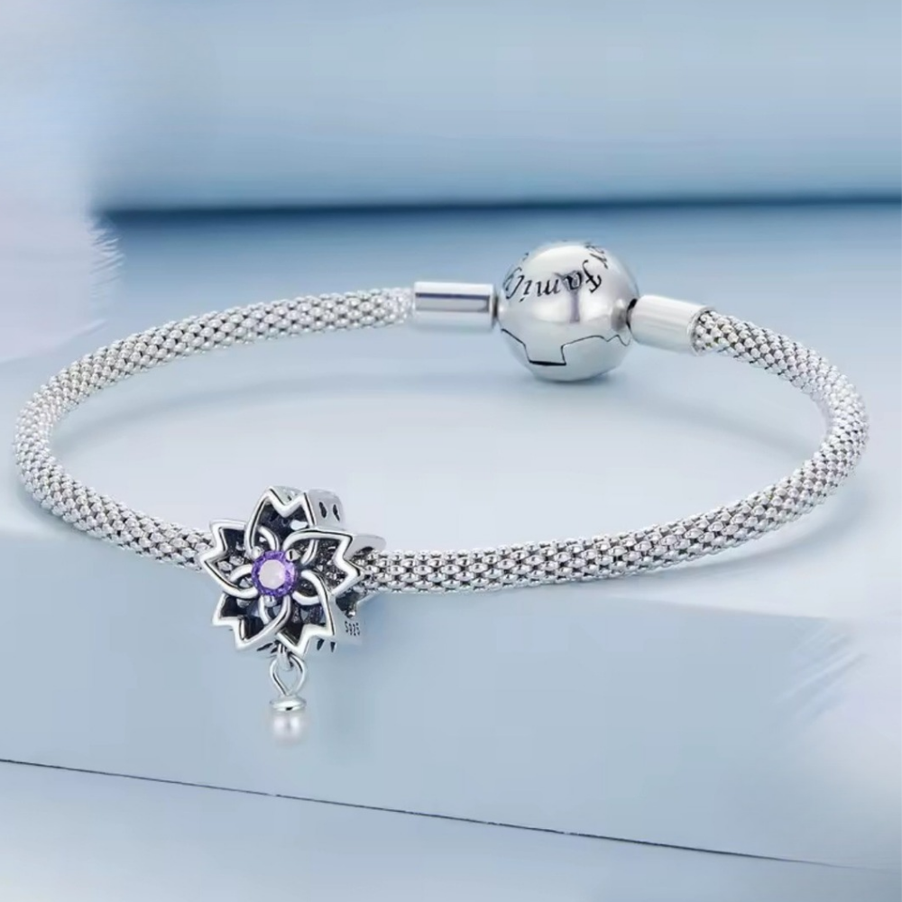 Hermoso charm colgante con perla y circonia central amatista
