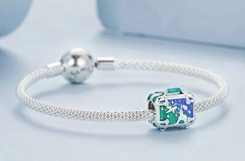 Hermoso charm de maleta viajera que se abre
