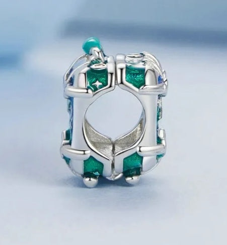 Hermoso charm de maleta viajera que se abre