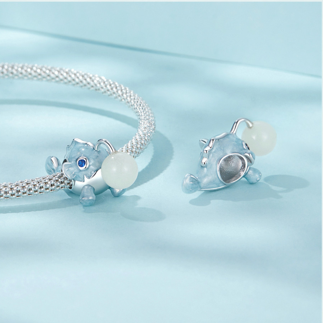 Hermoso charm pez linterna que brilla en la oscuridad