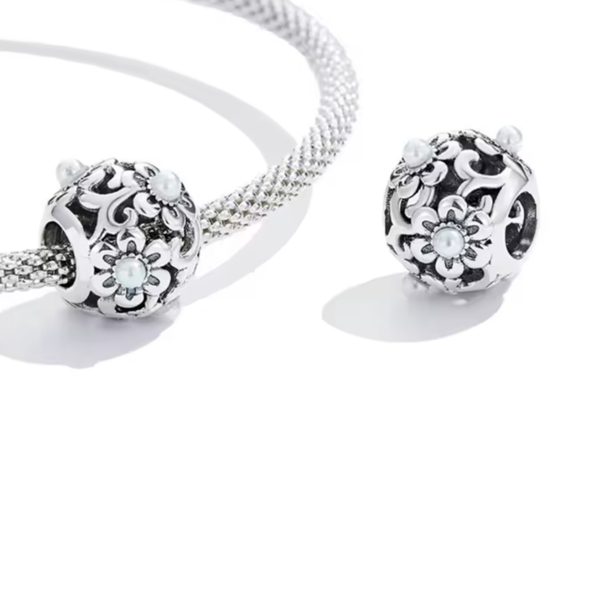 Hermoso charm calado con perlas
