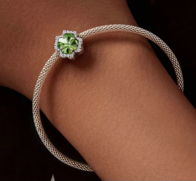 Hermoso charm Trébol con cristales y circonias dos caras