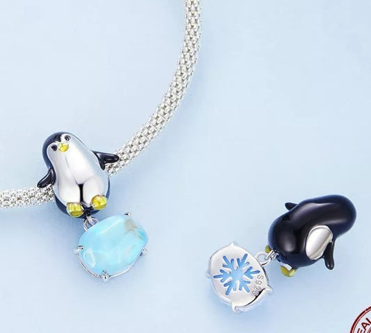 Hermoso charm pinguino sobre hielo tornasol