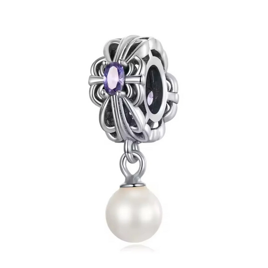 Hermoso charm colgante con perla y circonia central morada