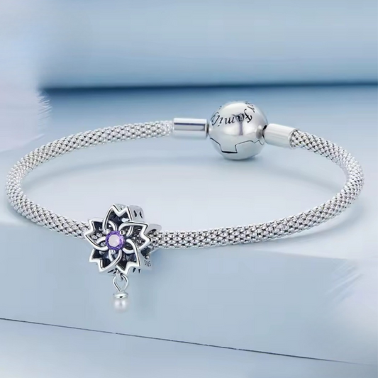 Hermoso charm colgante con perla y circonia central amatista