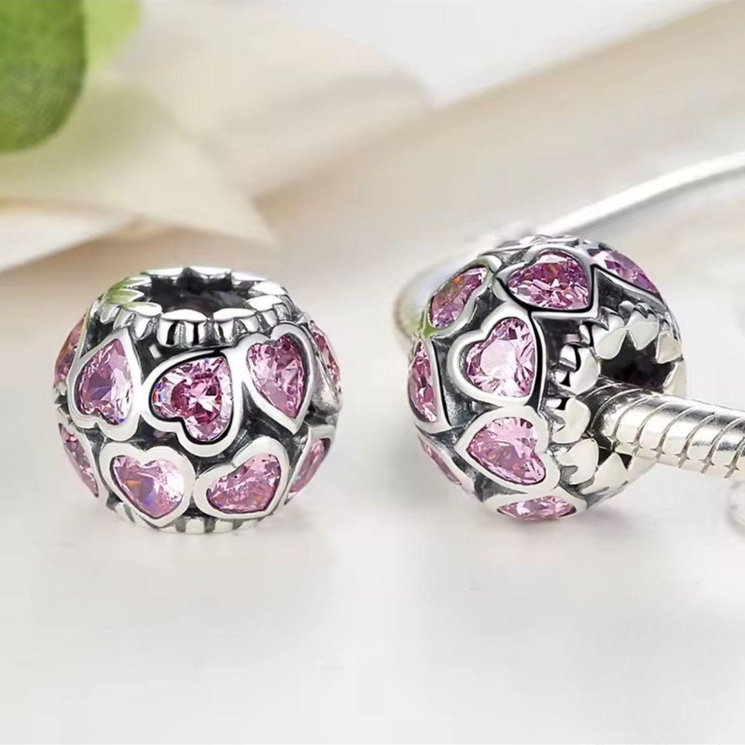 Hermoso charm con circnonias rosas de corazones
