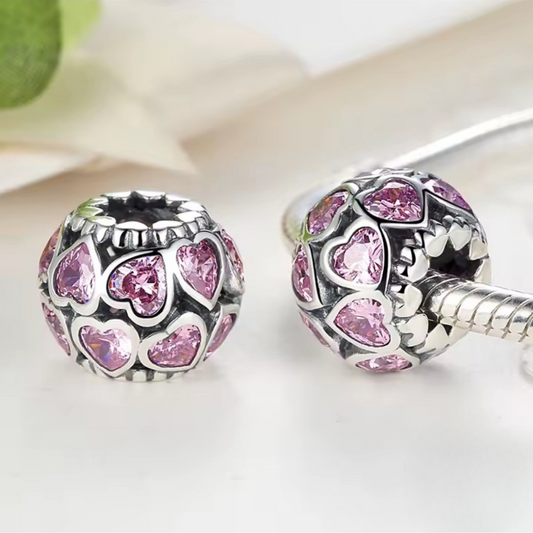 Hermoso charm con circnonias rosas de corazones