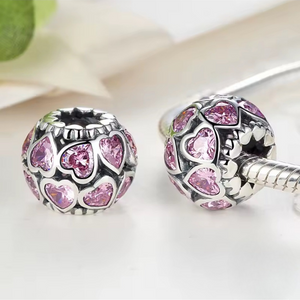 Charm corazones pavé rosados