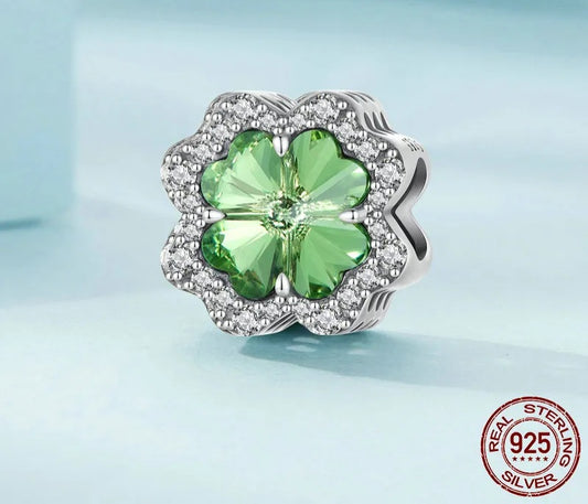 Hermoso charm Trébol con cristales y circonias dos caras