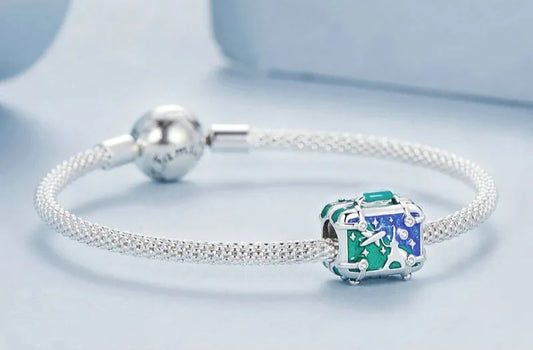 Hermoso charm de maleta viajera que se abre