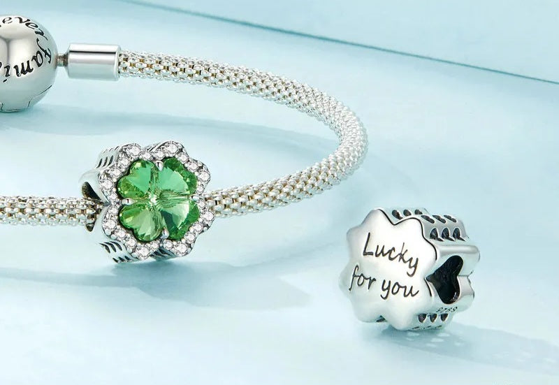 Hermoso charm Trébol con cristales y circonias dos caras