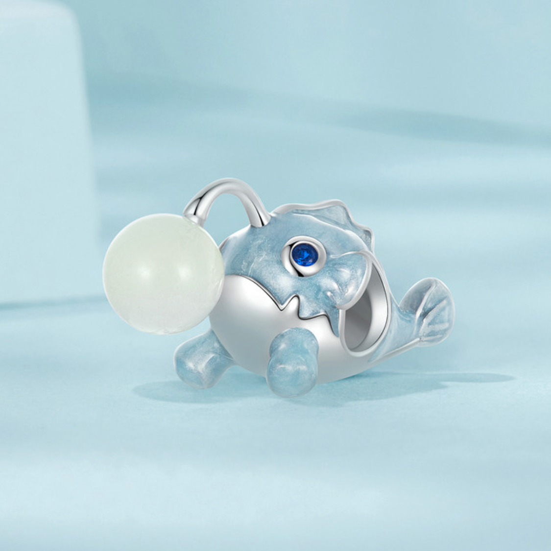Hermoso charm pez linterna que brilla en la oscuridad