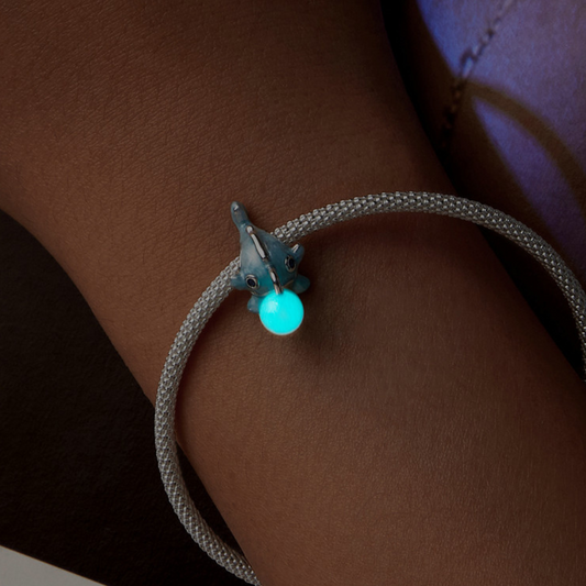Hermoso charm pez linterna que brilla en la oscuridad
