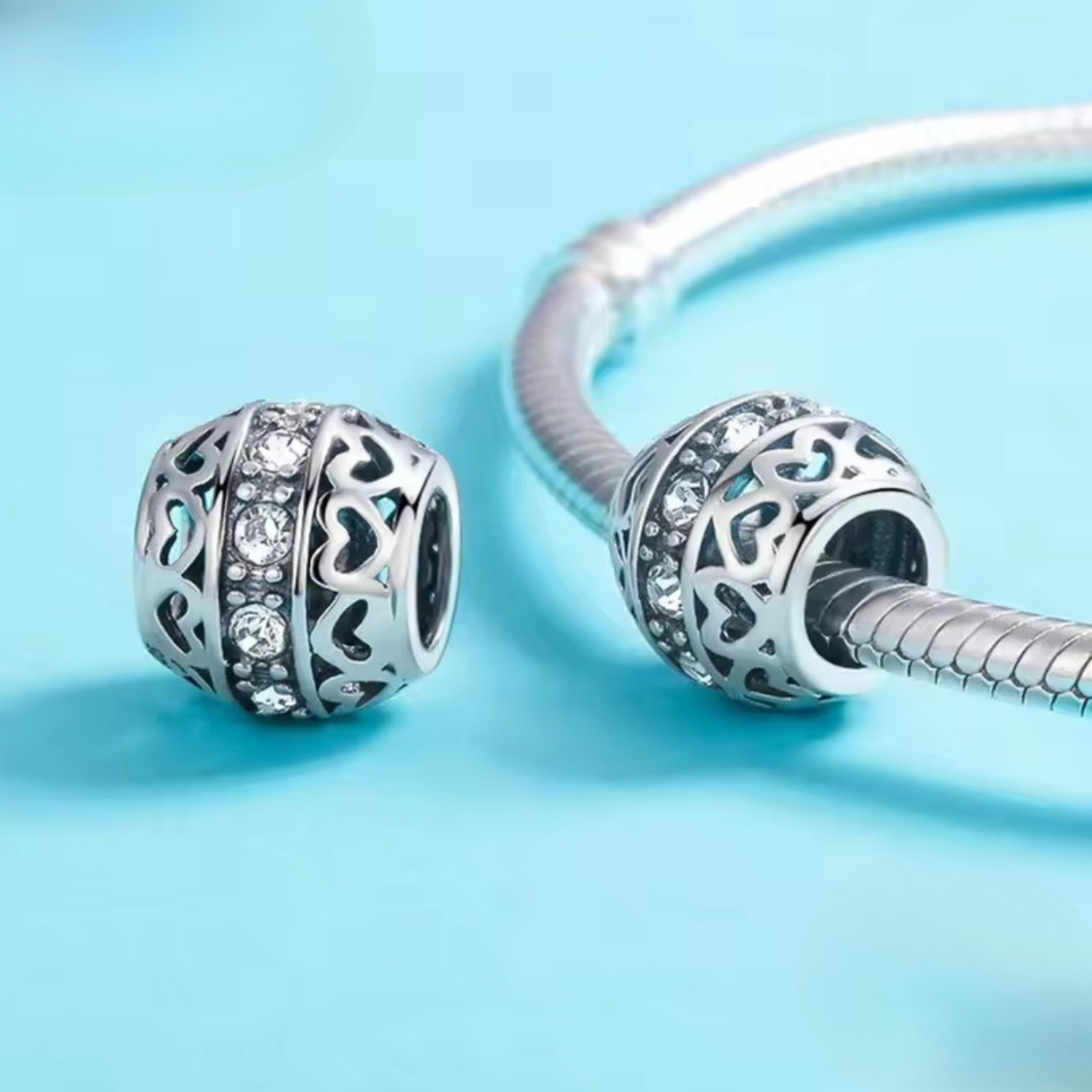 Charm hermoso charm corazones calados y pavé