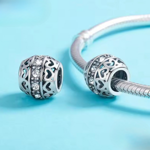 Charm hermoso charm corazones calados y pavé
