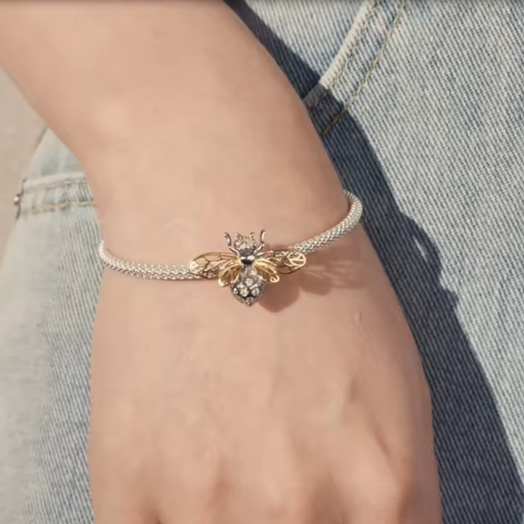 Charm majestuosa abeja dos tonos y pavé