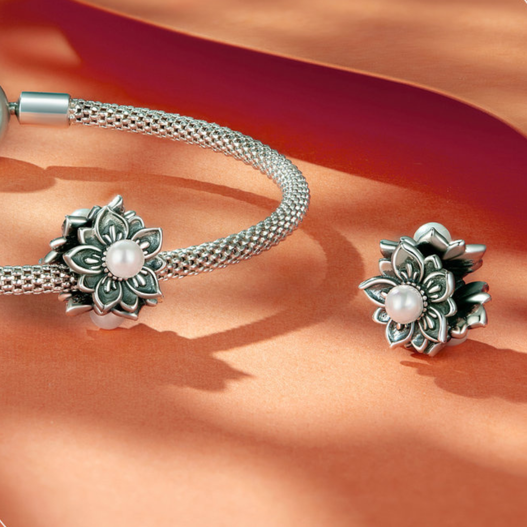 Charm majestuosa flor con perla